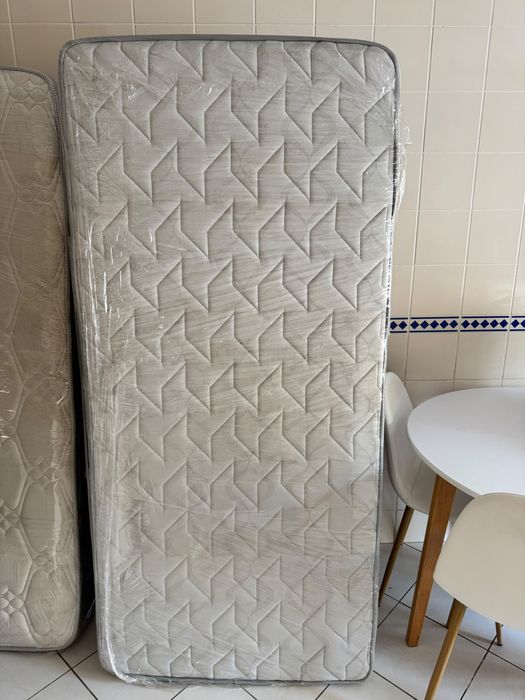 Cama Solteiro com colchões