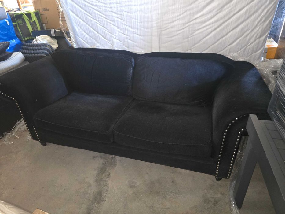 Sofá Chesterfield em veludo preto (2 lugares) – Excelente estado!