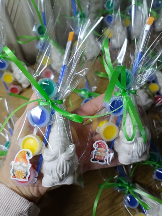 Подарунки діткам в школу фігурки розмальовки подарунки у садок