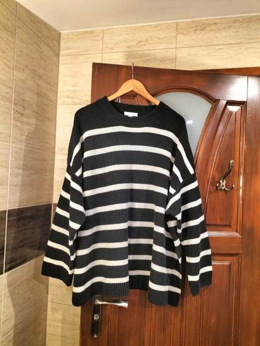 Czarny sweter w białe paski oversize prążek rozcięcia po bokach H&M