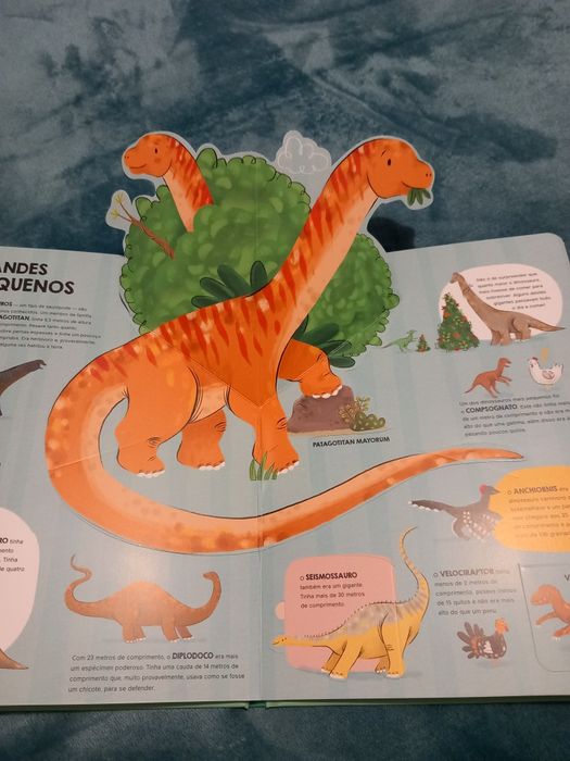 Livro Dinossauros  3D - NOVO