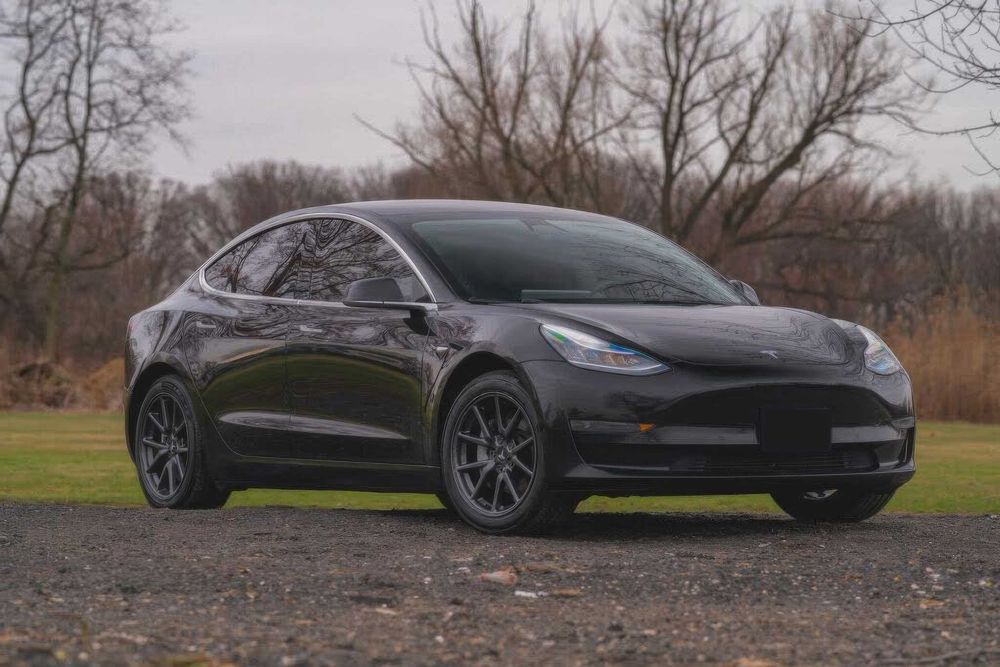 Tesla Model 3      2023