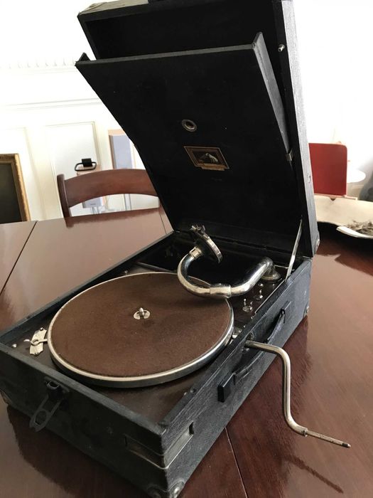 Gramofone portátil “His Masters Voice” antigo