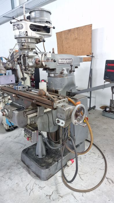 Fresadora ferramenteira convencional com digital