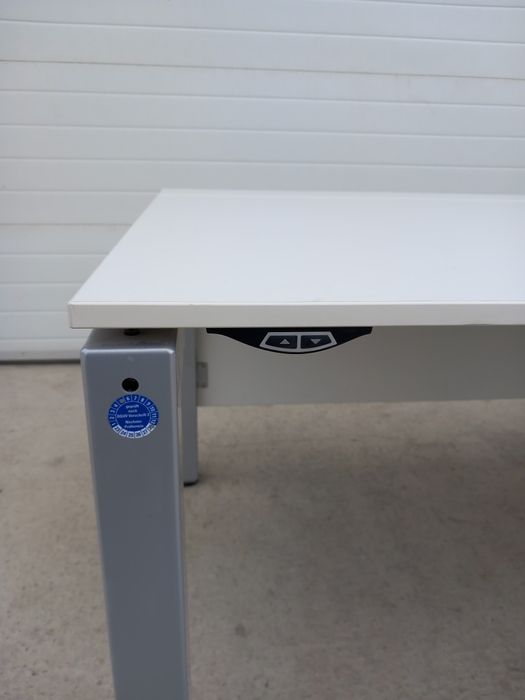 Biurko elektryczne z elektrycznie regulowanym blatem