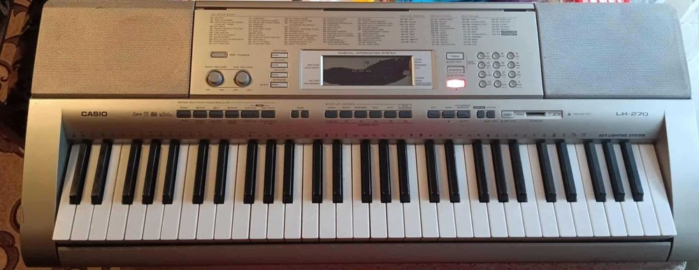 Синтезатор касіо LK 270