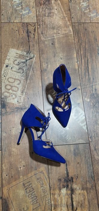 Carvela szpilki chabrowe wiazane eleganckie sandały 39