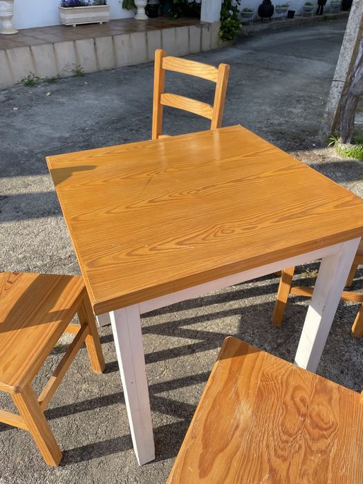 Conjunto de mesas e cadeiras