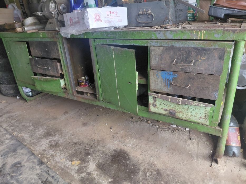 Металічний стіл для слюсарних робіт.