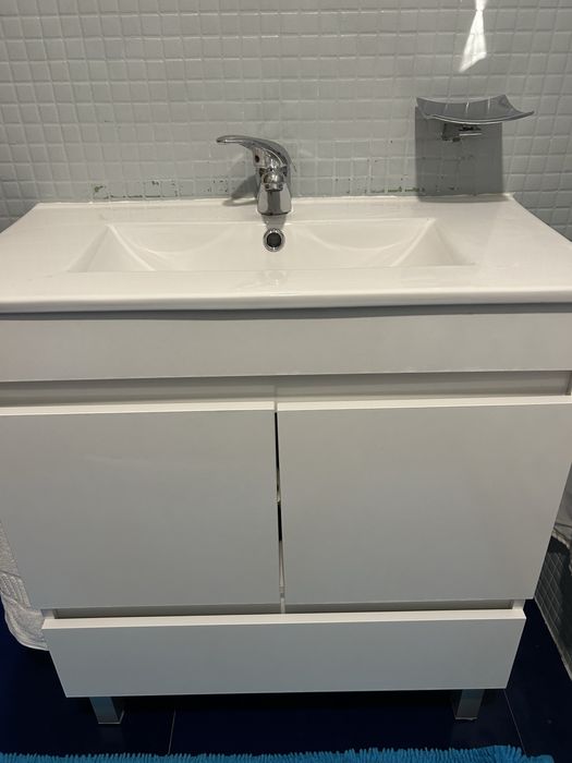 Armario casa de banho como novo 70 larg 35 comp e 84 alt com os pes