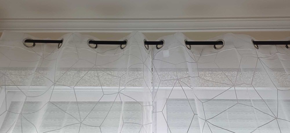 Cortinas brancas com trabalho preto