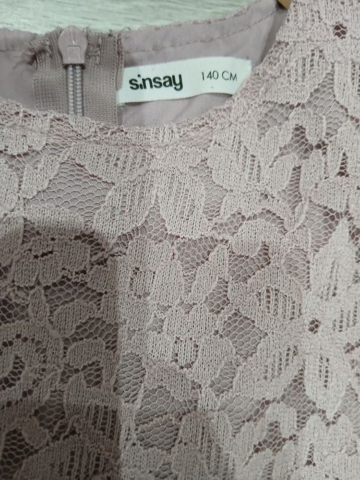 Koronkowa sukienka r. 140