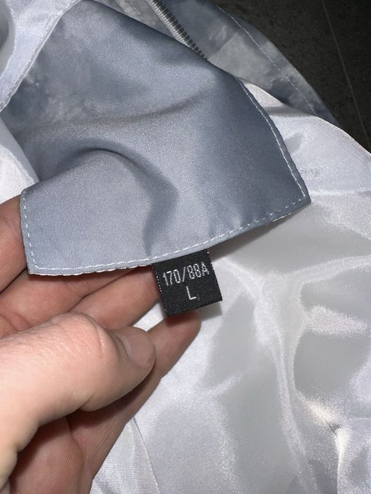 Продам вітровку. L розміру. Два рази одягалась.