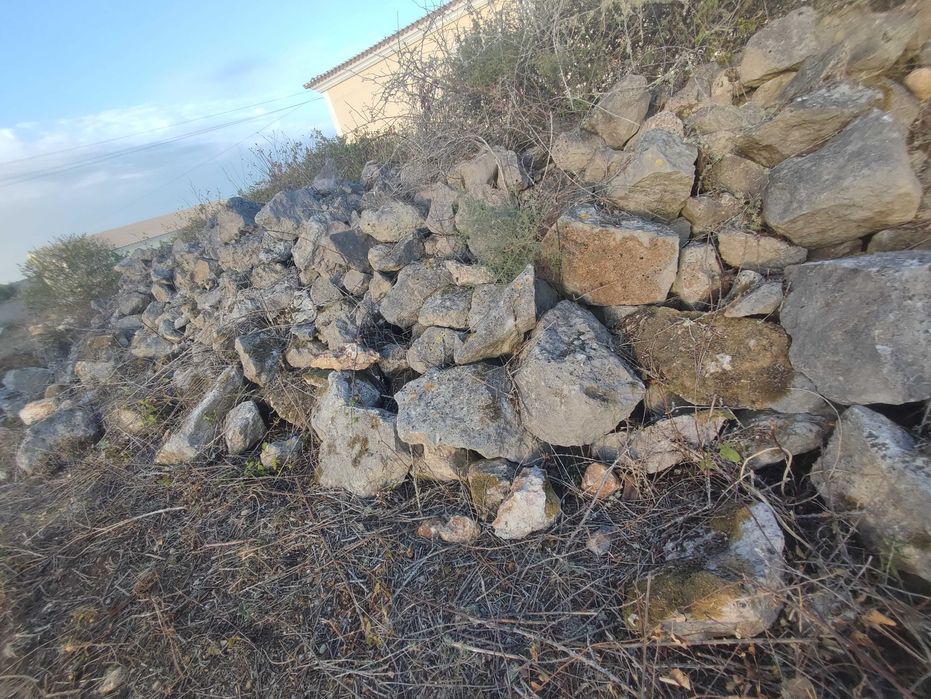 Dou Pedras, para muro ou enchimentos.