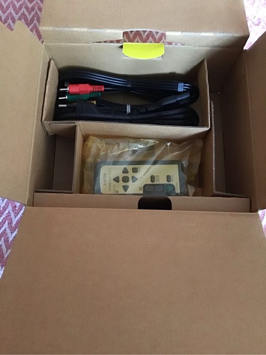 Цифровий фотоапарат Sony DSC-W90 з станцією для перегляду фото