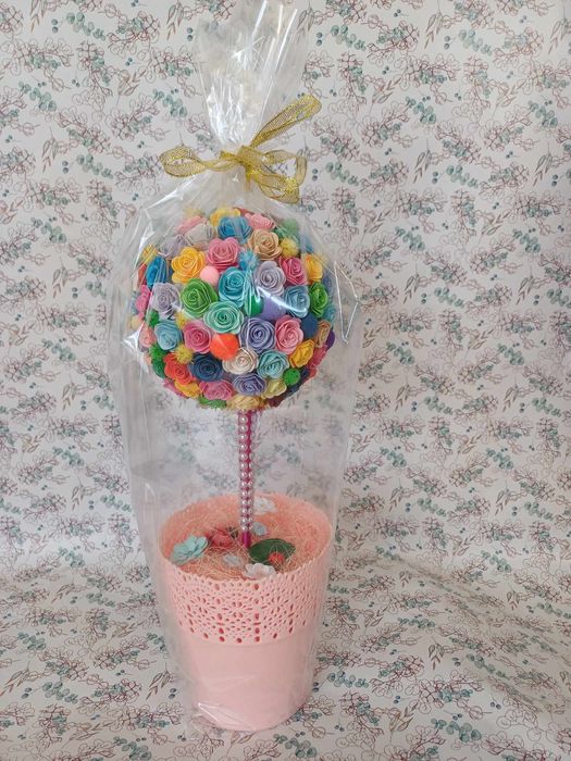 Drzewko z kwiatów papierowych i pomponów