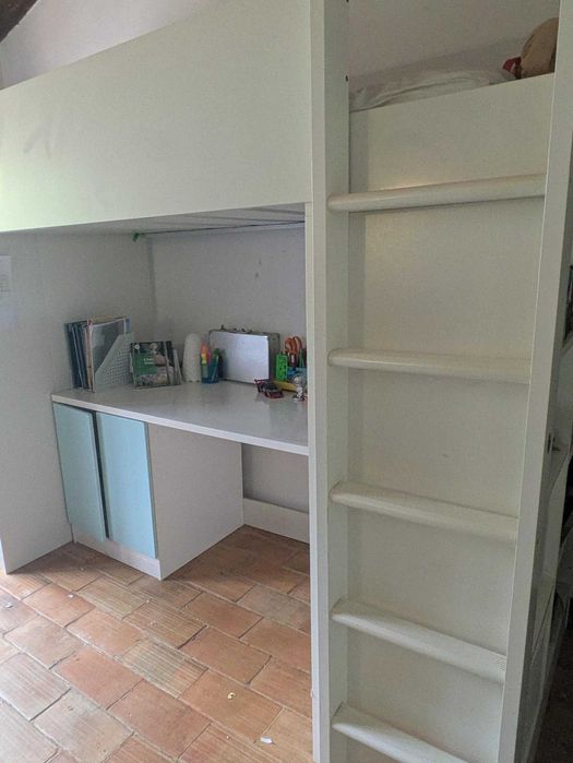 Cama alta com secretaria e arrumação branco IKEA