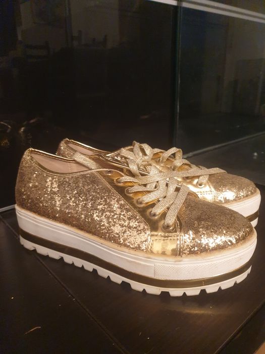 Sapatilhas douradas com lantejolas