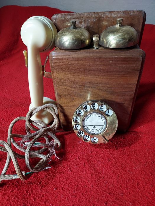Telefone antigo de parede