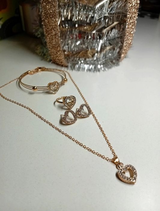 Nowy komplet biżuterii -serca-zestaw