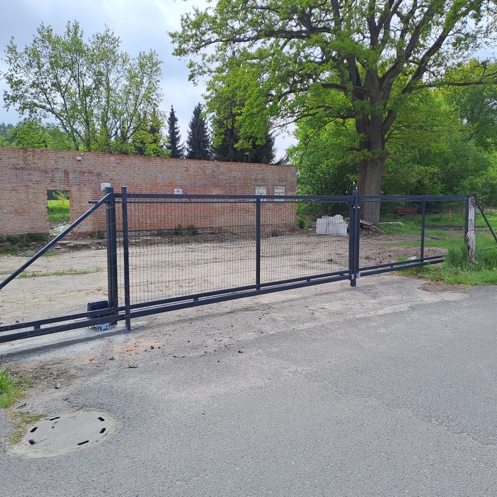 Brama przesuwna panelowa.
