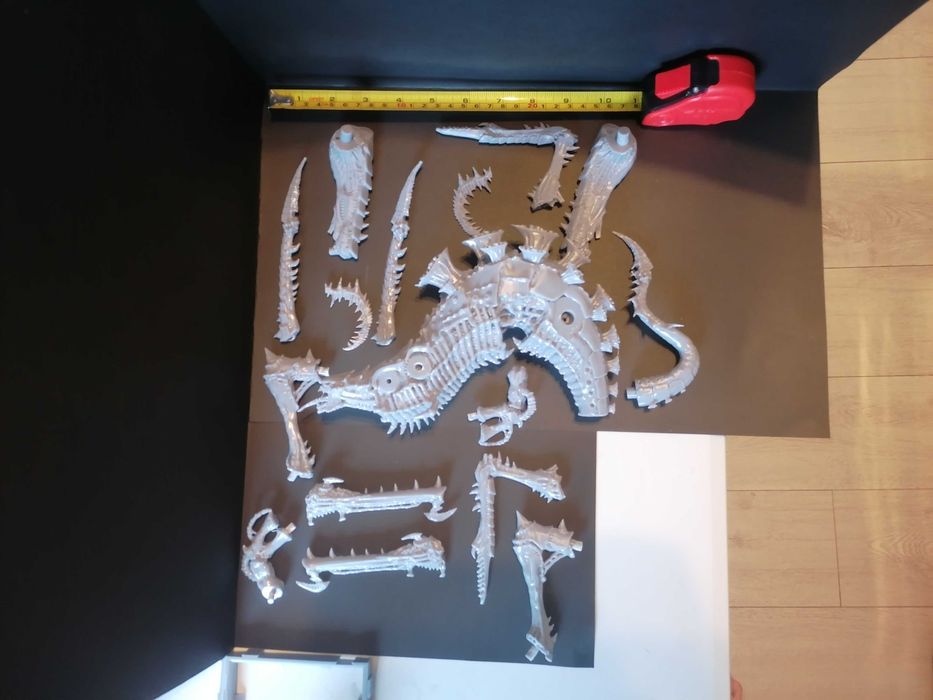 Tyranid Biotitan proxy, za podstawkę polecam pokrywę beczki