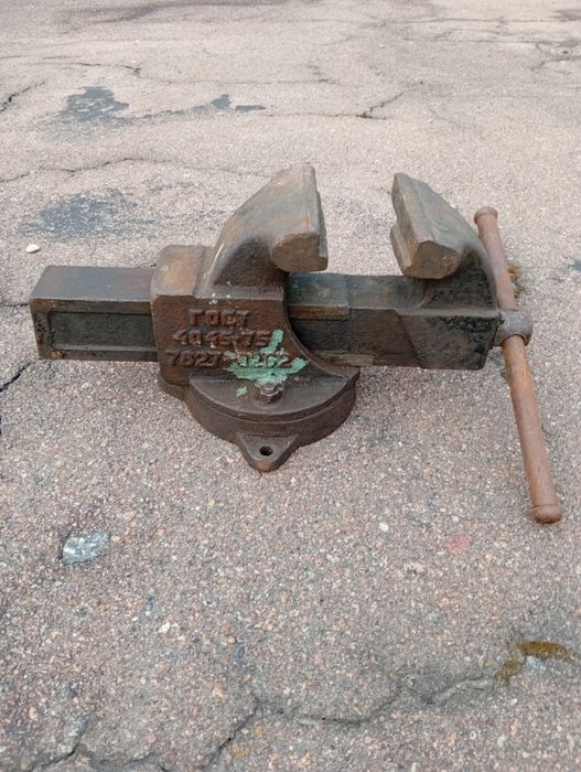 Тиски слюсарні, поворотні без тріщин та сколів.