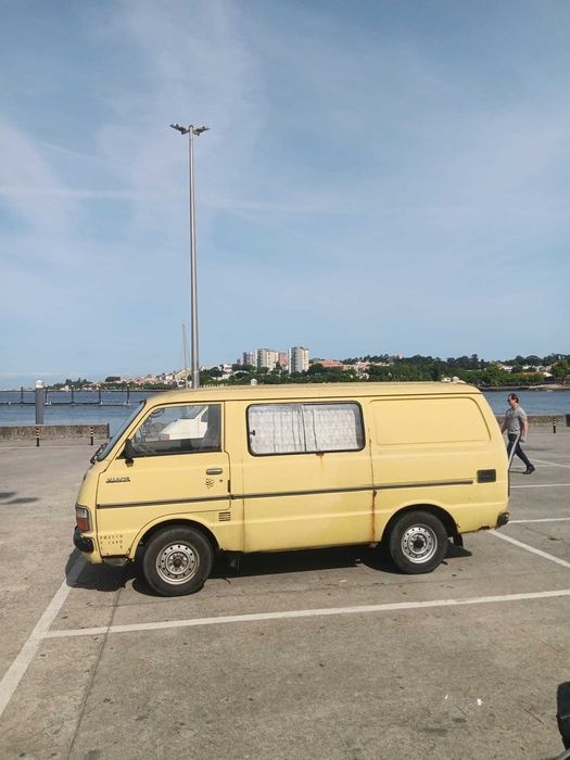 Vende-se carrinha Toyota Hiace (modelo 1981)