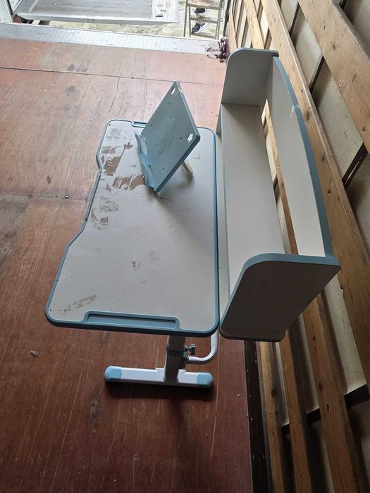 Secretária infantil regulável em altura com estante