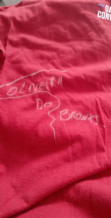 Luvas de mma do Charlie Oliveira e camisola