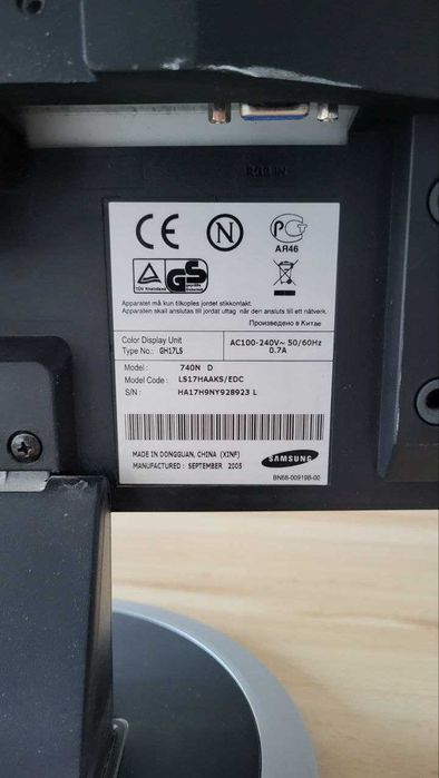 Monitory 17 cali Samsung i LG