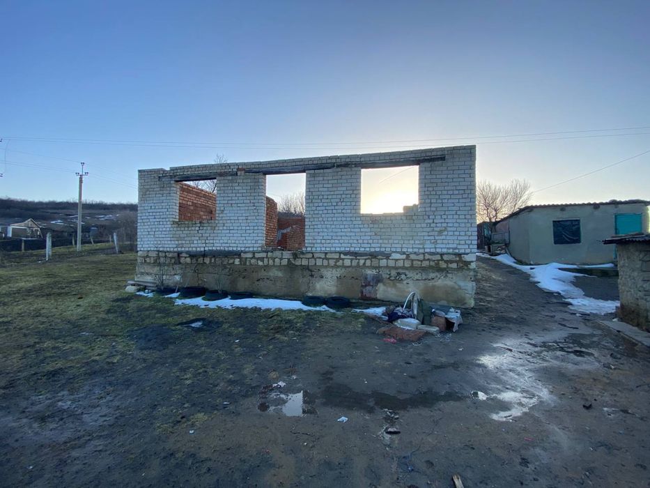 Продам хату та недобудованний будинок