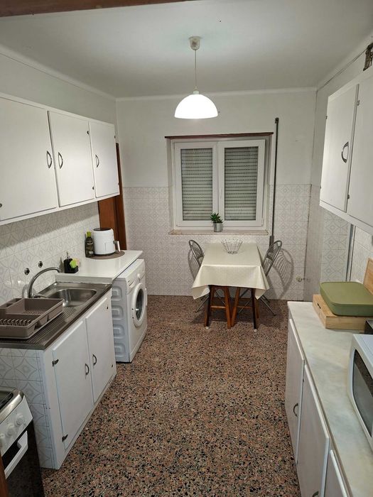 Quarto Mobilado para Estudante Universitária – Coimbra