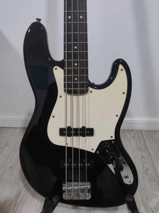 Baixo Squier by Fender Jazz Bass Affinity + Saco Thomann
