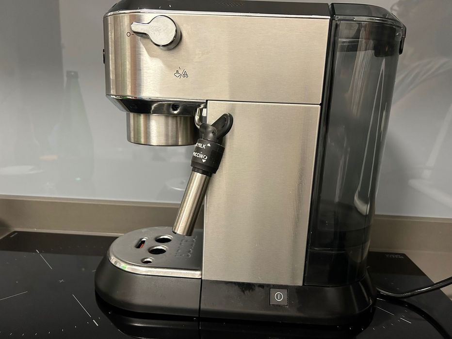 Máquina de Café De’Longhi Dedica, compacta, elegante