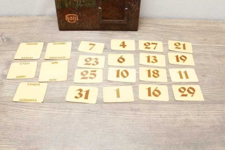 Calendário Vintage em Madeira – Armand Marseille (Alemanha)