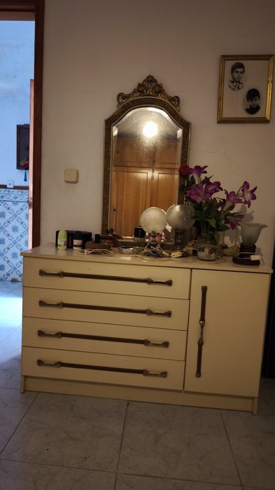 Conjunto quarto mesas e cómoda