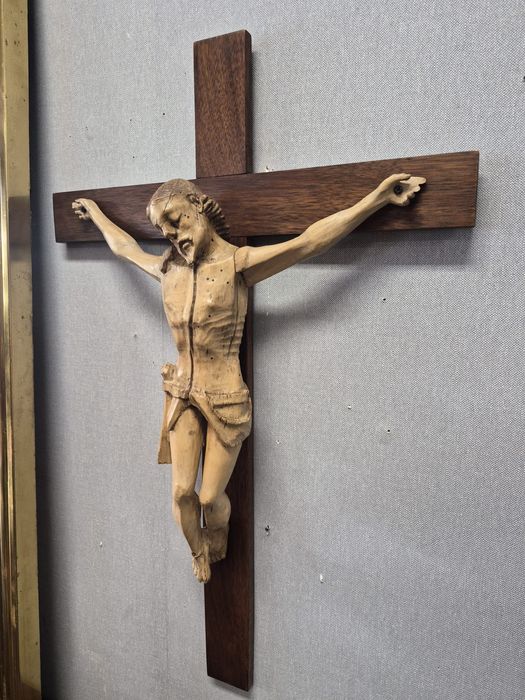 Crucifixo Antigo em Madeira Esculpida (Século XIX) - Arte Sacra.