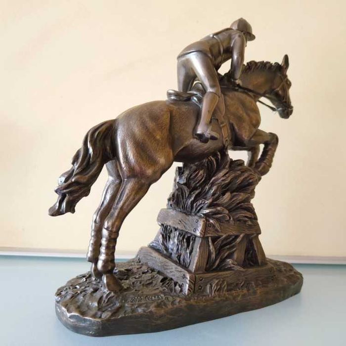 Kolekcjonerska figurka dżokeja na koniu  z sygnaturą 2002 Rosa