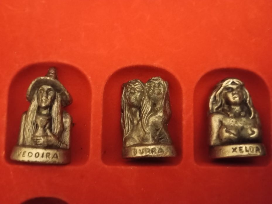 Tabuleiro de damas com peças em metal