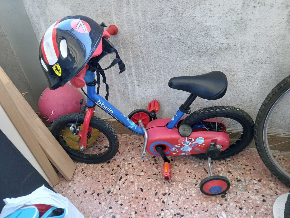 Bicicleta infantil com rodinhas azul e vermelho