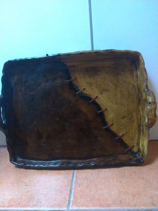 Peças decorativas em barro pintado.