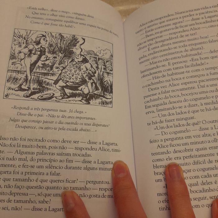 Livro "Alice No País das Maravilhas"