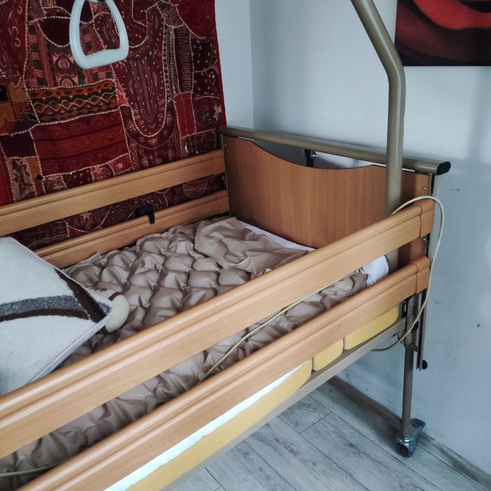Łożko rehabilitacyjne mało używane  + gratisy. Mogę dowieźć na miejsce.