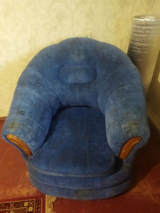 Продам два крісла б\в.Одне підлягає реставрації.