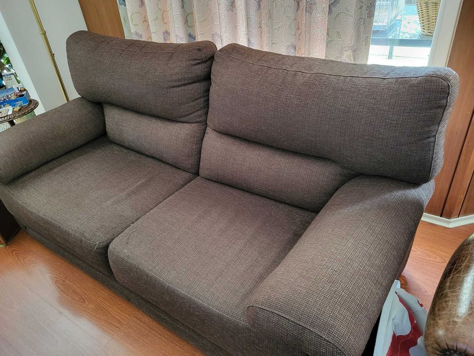 Sofá castanho de sala