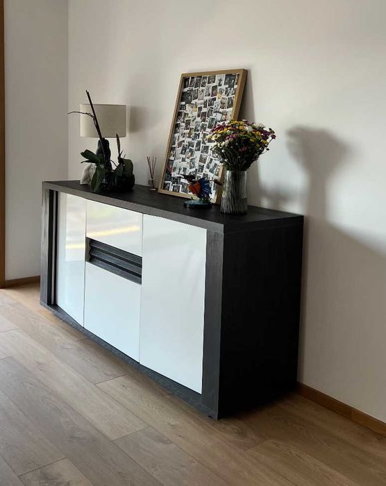 Aparador de Sala Moderno (Branco Brilhante e Madeira Escura) — Como Novo