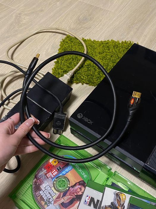 Приставка Xbox one з іграми GTA 5