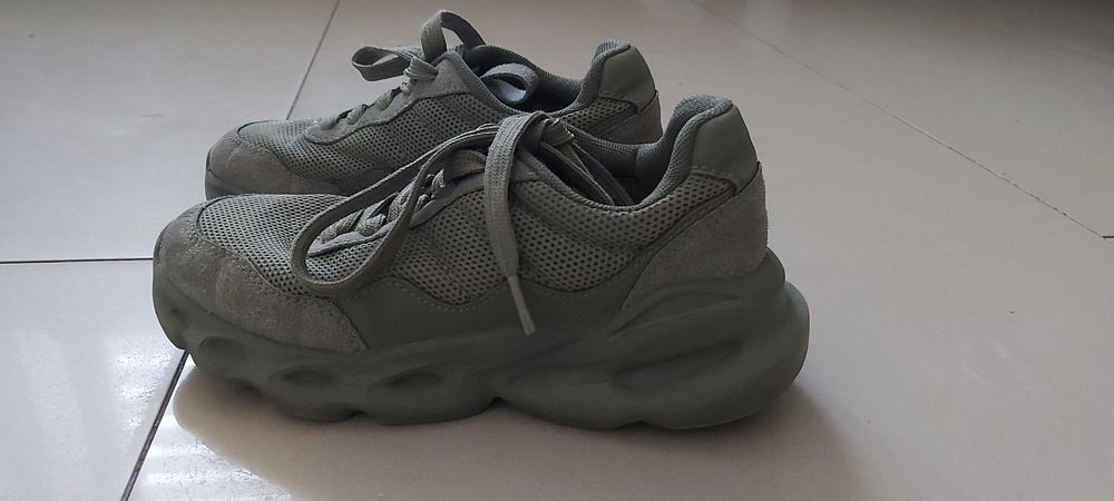 Oliwkowe buty z reserved.