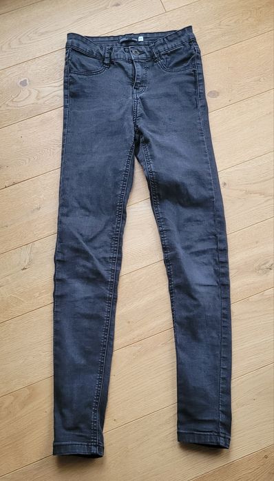 Czarne jeansy dziewczęce